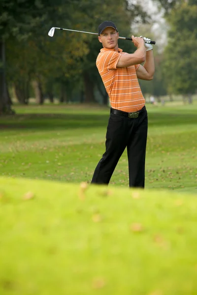 Man svängande golfklubb — Stockfoto