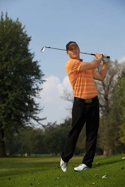 Mann schwingt Golfschläger — Stockfoto