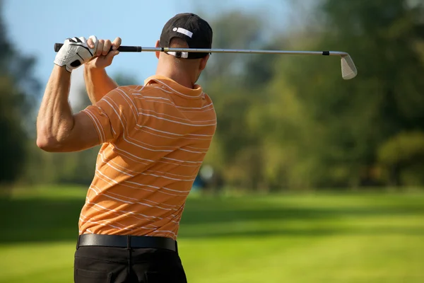 Homem balançando Golf Club — Fotografia de Stock