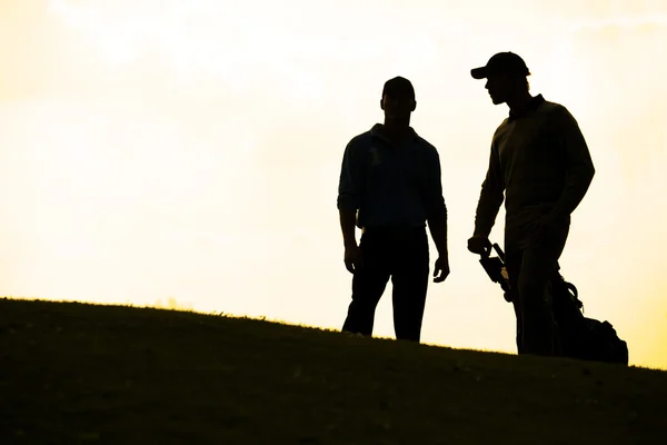 Νέοι άνδρες στέκεται στο γήπεδο του γκολφ — Φωτογραφία Αρχείου