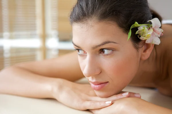 Donna rilassante sul lettino da massaggio — Foto Stock