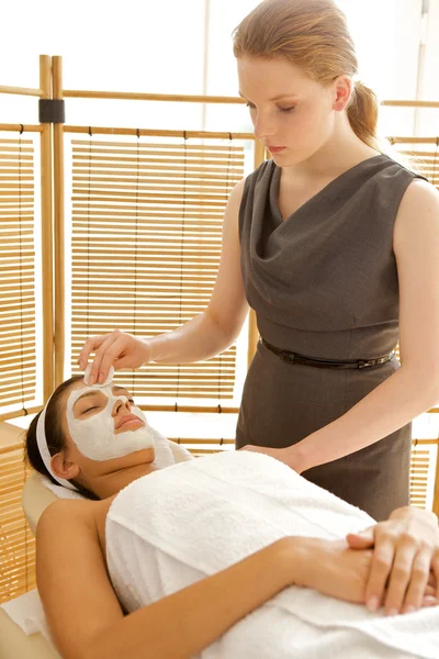 Mujer joven que recibe tratamiento facial — Foto de Stock