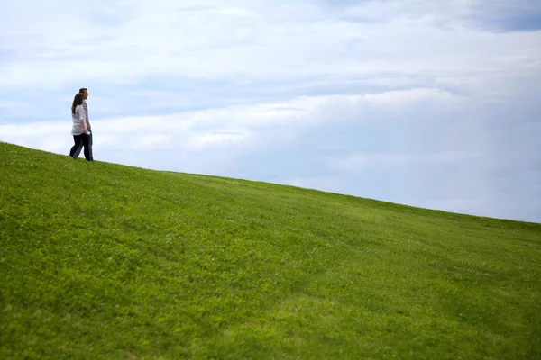 Ungt par promenader — Stockfoto