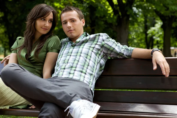 Couple assis sur le banc — Photo