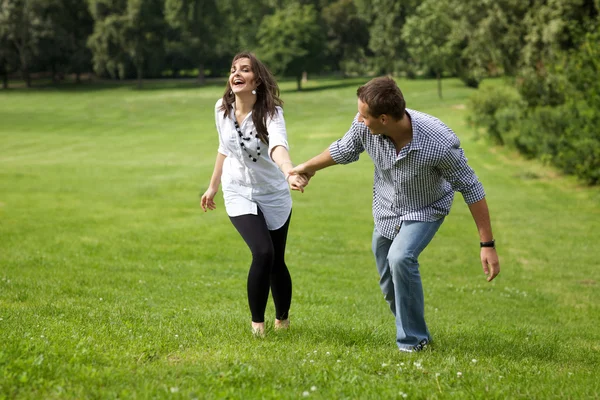 公園で楽しんでいるカップル — ストック写真
