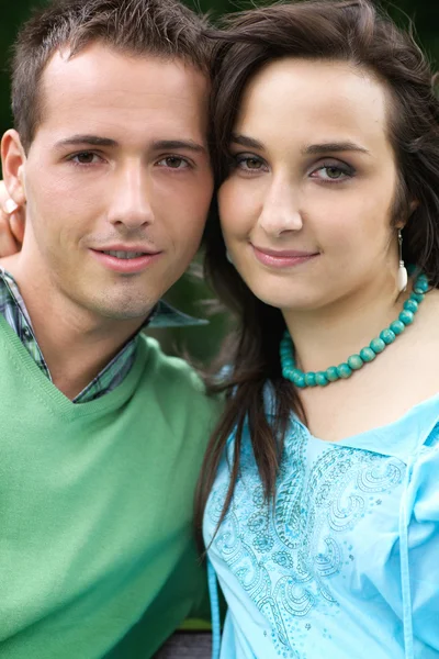 Jovem casal sorrindo — Fotografia de Stock