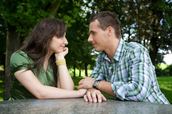 Pareja cogida de la mano — Foto de Stock