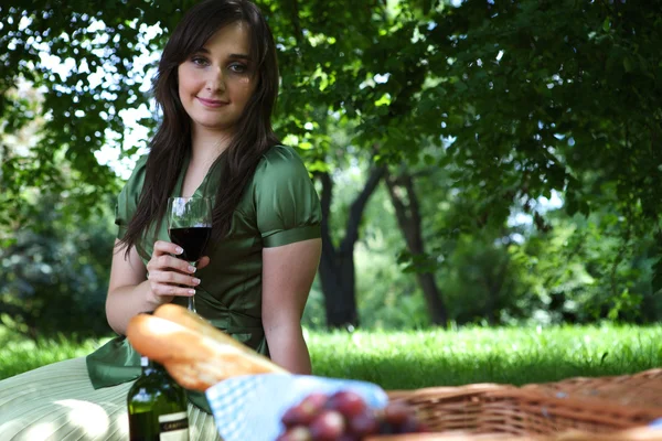 Vrouw bedrijf wijnglas — Stockfoto