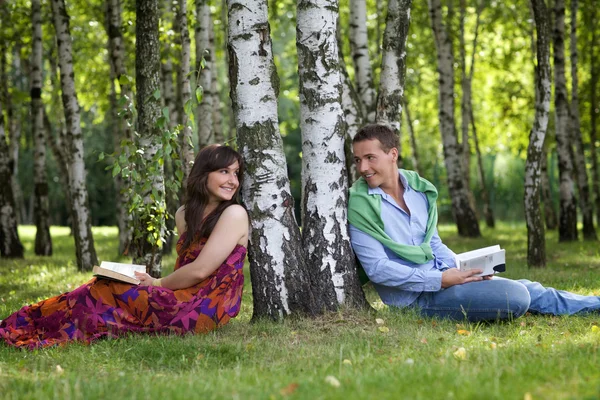 Jovem casal segurando livros — Fotografia de Stock