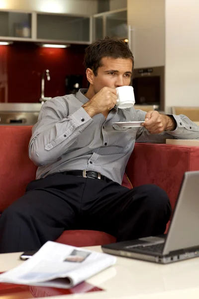 Uomo che beve tè — Foto Stock