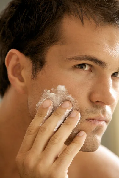Hombre aplicando crema de afeitar —  Fotos de Stock