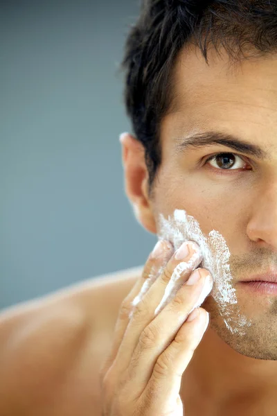 Homem aplicando creme de barbear — Fotografia de Stock