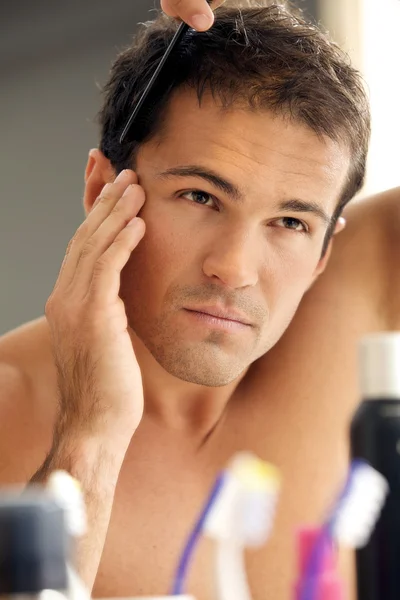 Hombre peinándose el pelo —  Fotos de Stock