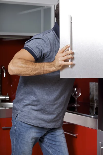 Hombre mirando en el refrigerador — Foto de Stock