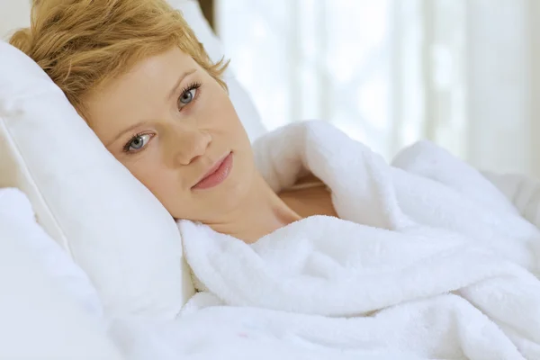 Mujer acostada en la cama — Foto de Stock