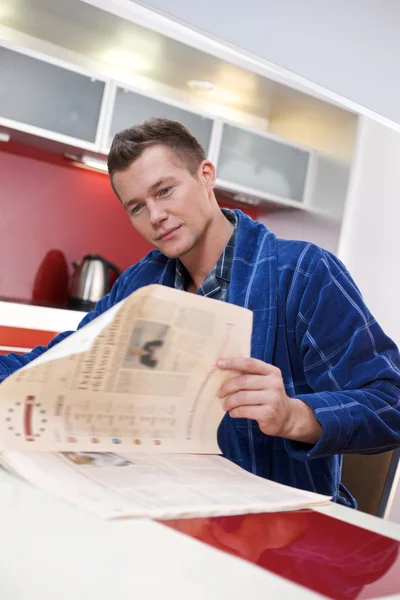 Uomo che legge giornale — Foto Stock