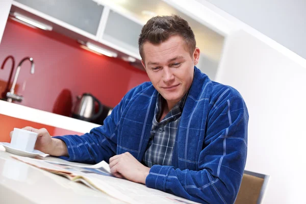 Man reading newspaper — Stock Photo, Image