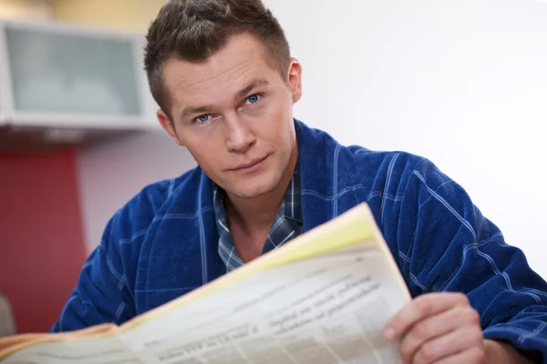 Hombre leyendo periódico —  Fotos de Stock