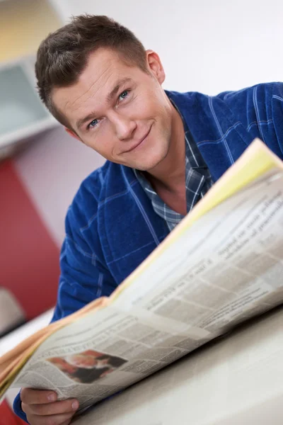 Mann liest Zeitung — Stockfoto