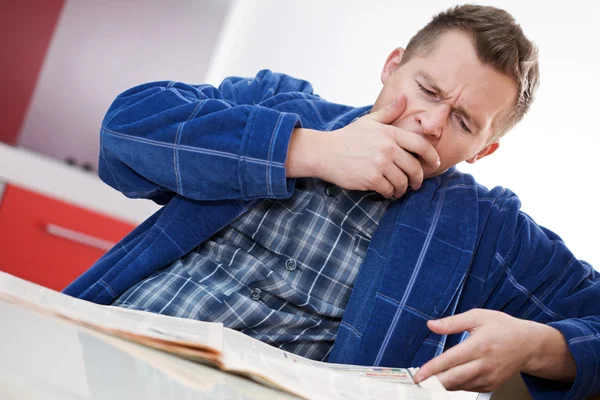 Jonge man geeuwen — Stockfoto