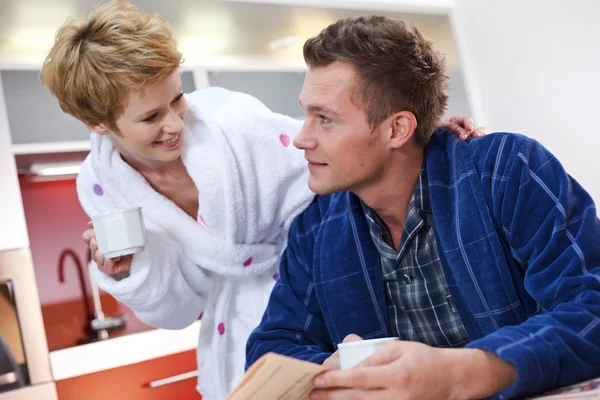 Young couple smiling — Stock Photo, Image