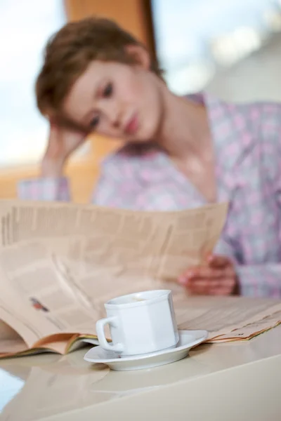 Mujer leyendo el periódico — Foto de Stock