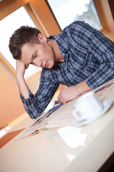 Hombre leyendo periódico — Foto de Stock