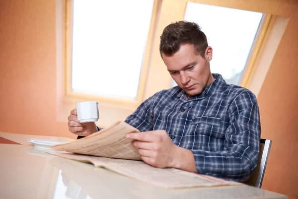 Homem lendo jornal — Fotografia de Stock