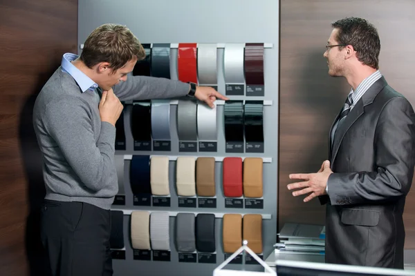 Salesperson showing color swatch — Stock Photo, Image