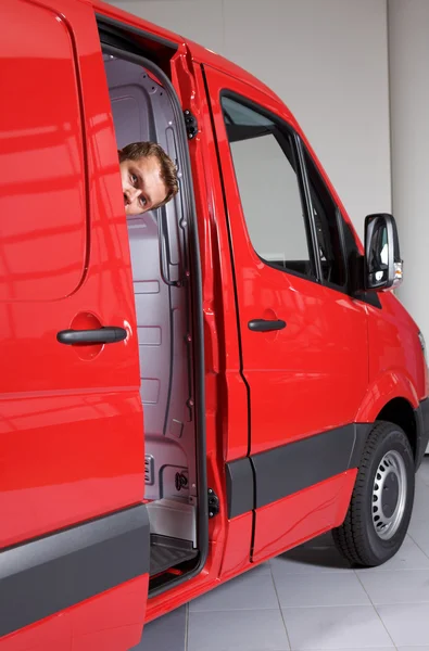 Homem espreitando através da porta da van — Fotografia de Stock