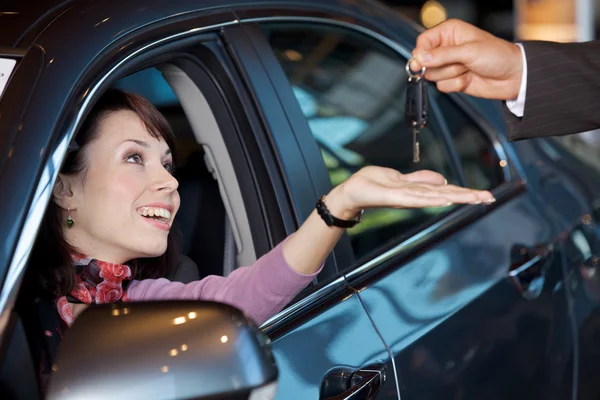 Femme recevant les clés de la voiture — Photo