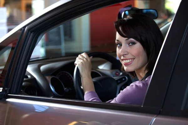 Vrouw zitten in de bestuurdersstoel — Stockfoto