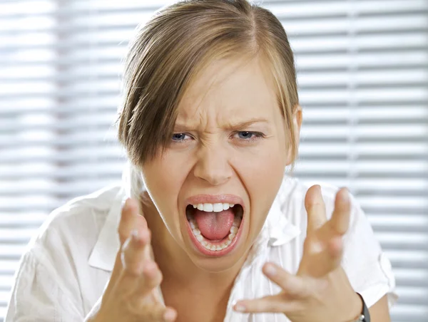 Retrato de mulher de negócios gritando — Fotografia de Stock