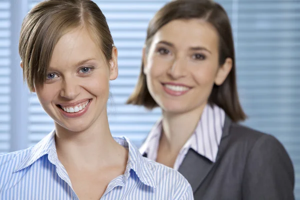 Femmes d'affaires souriantes dans le bureau — Photo