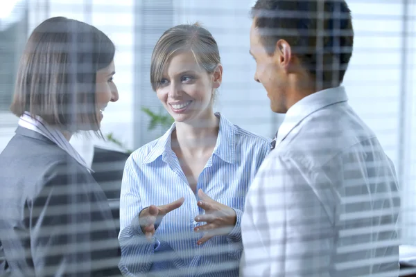 Mensen gesprek in office — Stockfoto