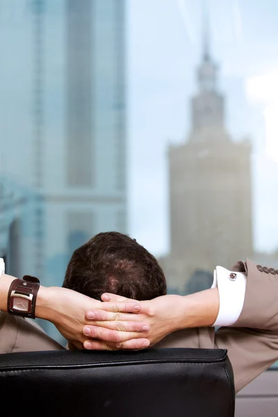 Homme d'affaires relaxant au bureau — Photo