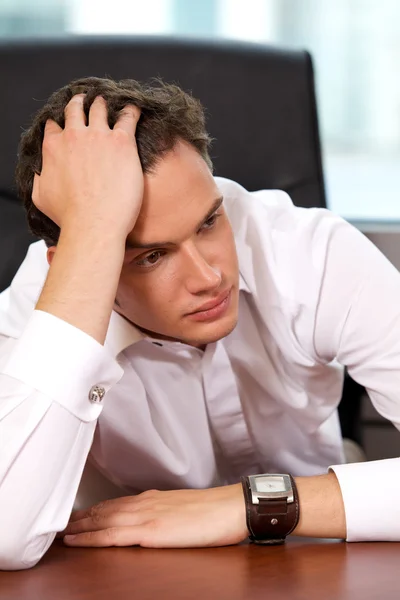 Hombre de negocios con la cabeza en la mano — Foto de Stock