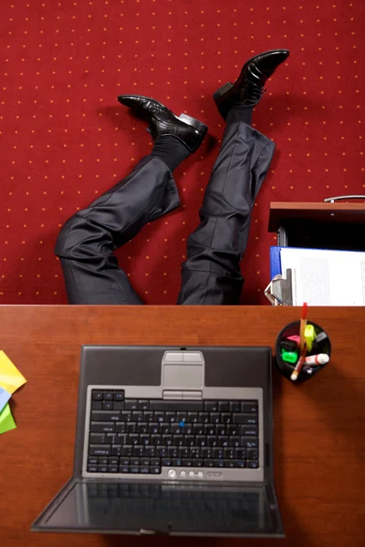 Biznesmen leżącego w biurze — Zdjęcie stockowe