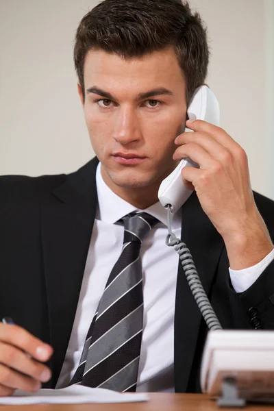 Zakenman gesprek op telefoon — Stockfoto