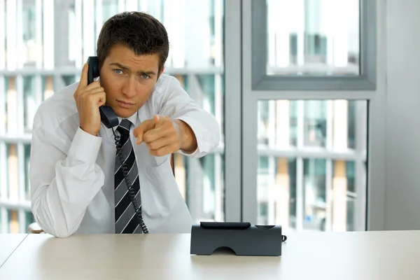 Homme d'affaires parlant au téléphone — Photo