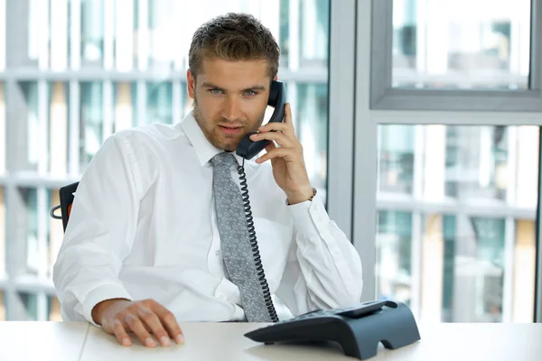 Empresário falando ao telefone — Fotografia de Stock