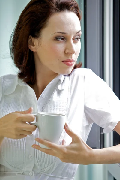 Mujer joven bebiendo café — Foto de Stock