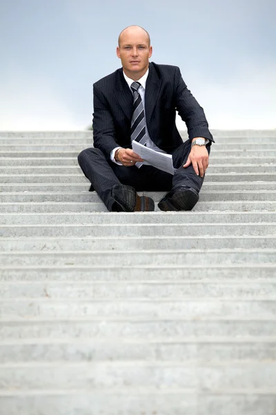 Businessman holding document — Stock Photo, Image