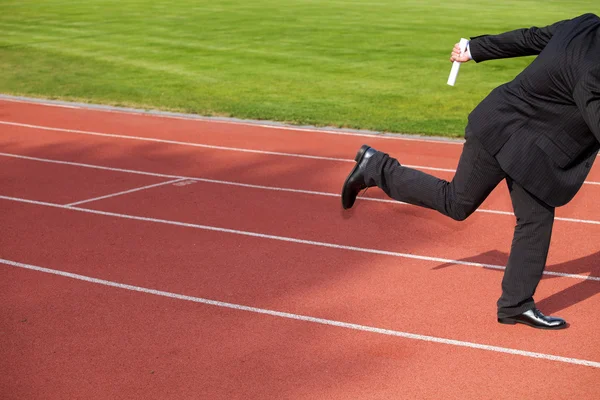 Empresário correndo na pista — Fotografia de Stock