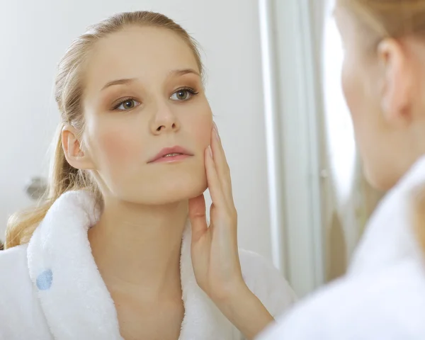 Woman reflaction in mirror — Stock Photo, Image