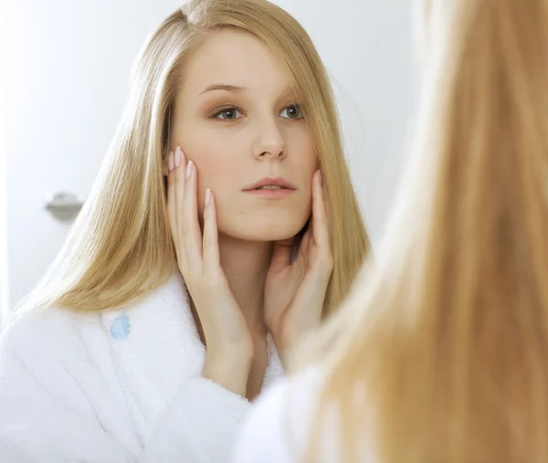 Reflexion der Frau im Spiegel — Stockfoto