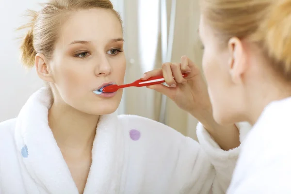 Femme brossant les dents — Photo
