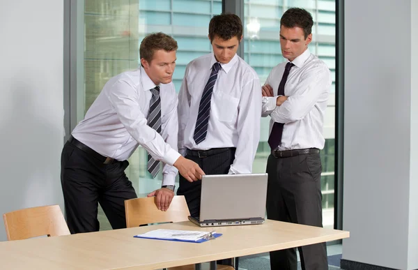 Geschäftsleute arbeiten im Büro — Stockfoto