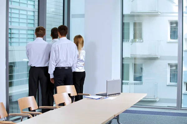 Geschäftsteam schaut durchs Fenster — Stockfoto