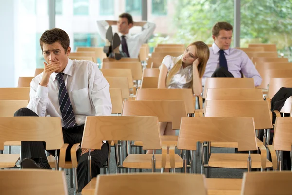 Ejecutivos sentados en la sala de conferencias — Foto de Stock